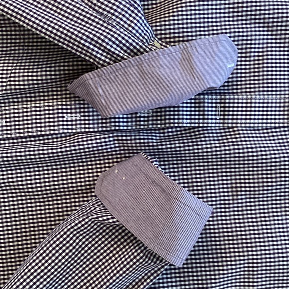 IZOD Button Down Casual/Dress Shirt Contrasting Cuffs. - Picture 5 of 5